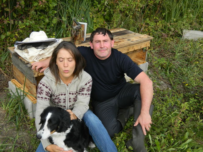 Christelle qui se concentre sur Ephyra et moi avec ma belle coupe de cheveux.