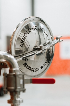 Close-up of a machine with a circular lid

AI-generated content may be incorrect.