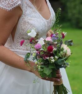 Une image contenant personne, robe de mariée, mariée, Tenue de mariée

Le contenu généré par l’IA peut être incorrect.