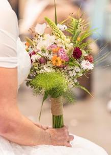 Une image contenant personne, Art floral, Fleuristerie, Fleurs coupées

Le contenu généré par l’IA peut être incorrect.