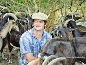Natif d avallon anthony chanvin a installe son exploitation au debut de l annee a saint andeux il possede quarante chevres et quatre boucs photo nicolas boffo 1470685907 002